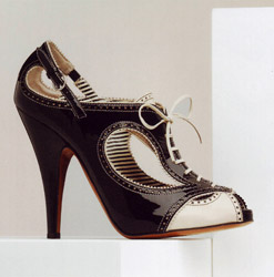 احذيه ماركات......... 08_Moschino_shoes_B&W